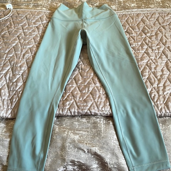 Lululemon 
DESCRIPTION 	Wunder Train HR Crop 23" *Contour Fit MYGD 4 - Picture 2 of 4
